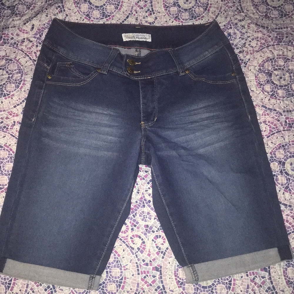 ❤️Royalty jean shorts, shape helps enhance booty🍑